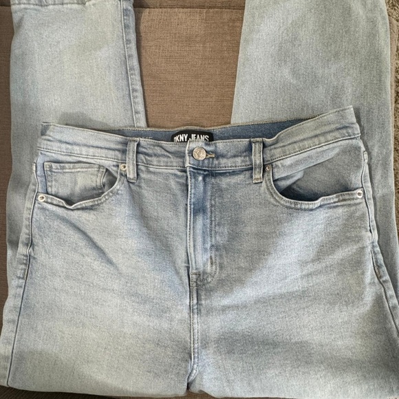 DKNY Broome high-rise straight-leg jeans. Light wash. Size 32. NWOT. - Picture 4 of 8